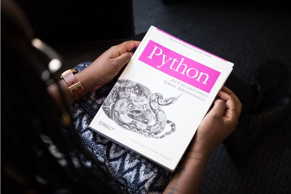 You are currently viewing Python vs JavaScript: Which One Should You Learn in 2025?